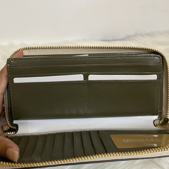 Michael Kors Jet Set Continental Wallet - Picture 11 of 16